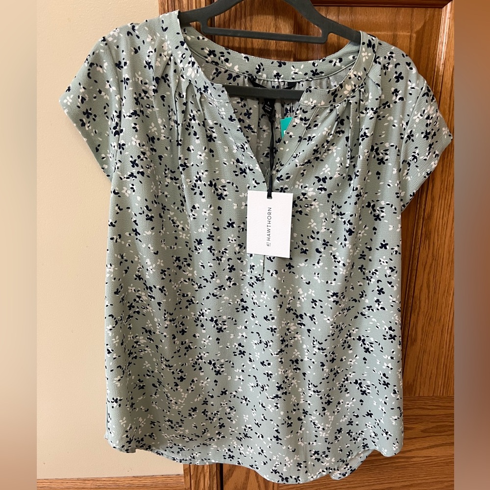 NWT Light green split neck short sleeve blouse